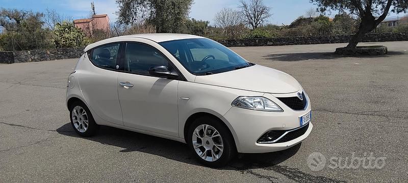 Usata Lancia Ypsilon 95 CV (69 kW) 2015 Bianco Utilitaria