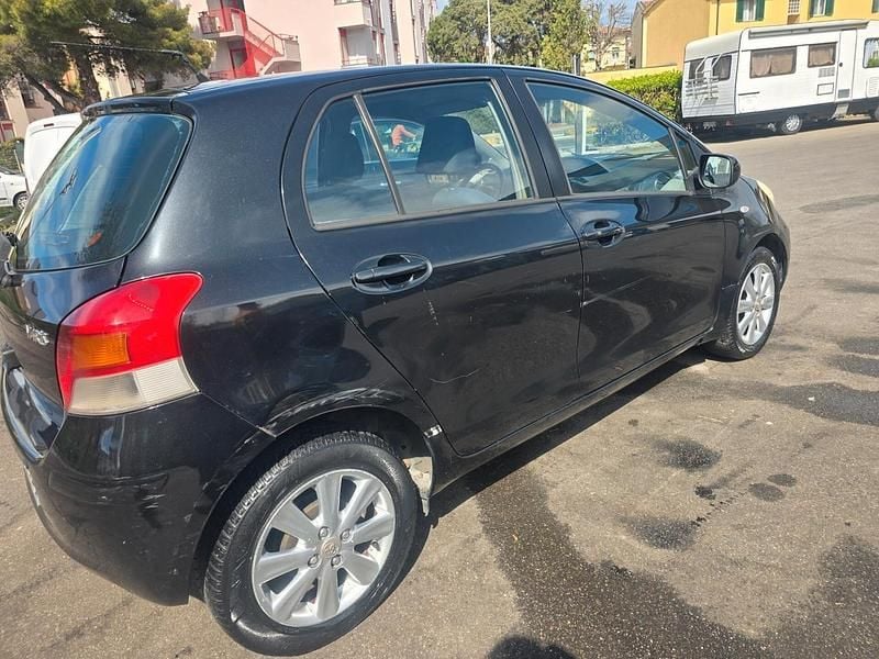 Usata Toyota Yaris Sol 99 CV (72 kW) 2011 Nero Utilitaria