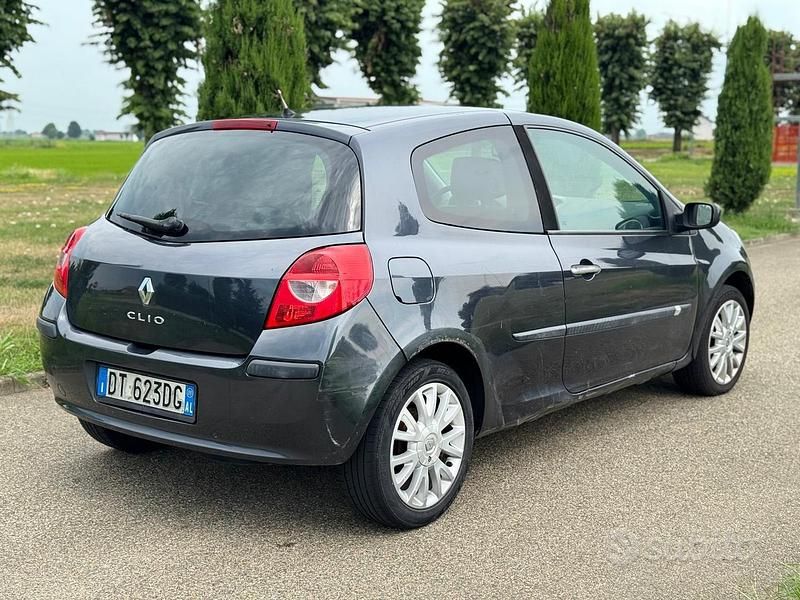 Begagnad Renault Clio II LE 75 HK (55 kW) 2010 Grå Sedan