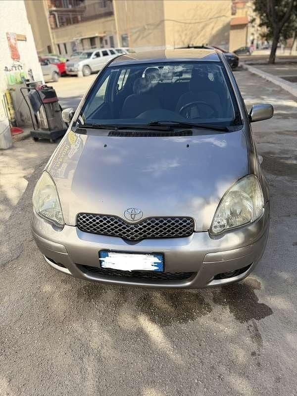 Usata 2005 Toyota Yaris Tre volumi | 2000 € (Ottimo prezzo) - Immagine 1/4