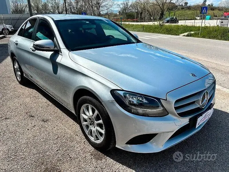 Usata Mercedes C180 Business 122 CV (89 kW) 2019 Argento iridio metallizzato Berlina