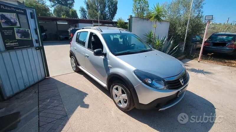 Argento Usata 2012 Dacia Sandero Stepway Due volumi | 8900 € - Immagine 1/2