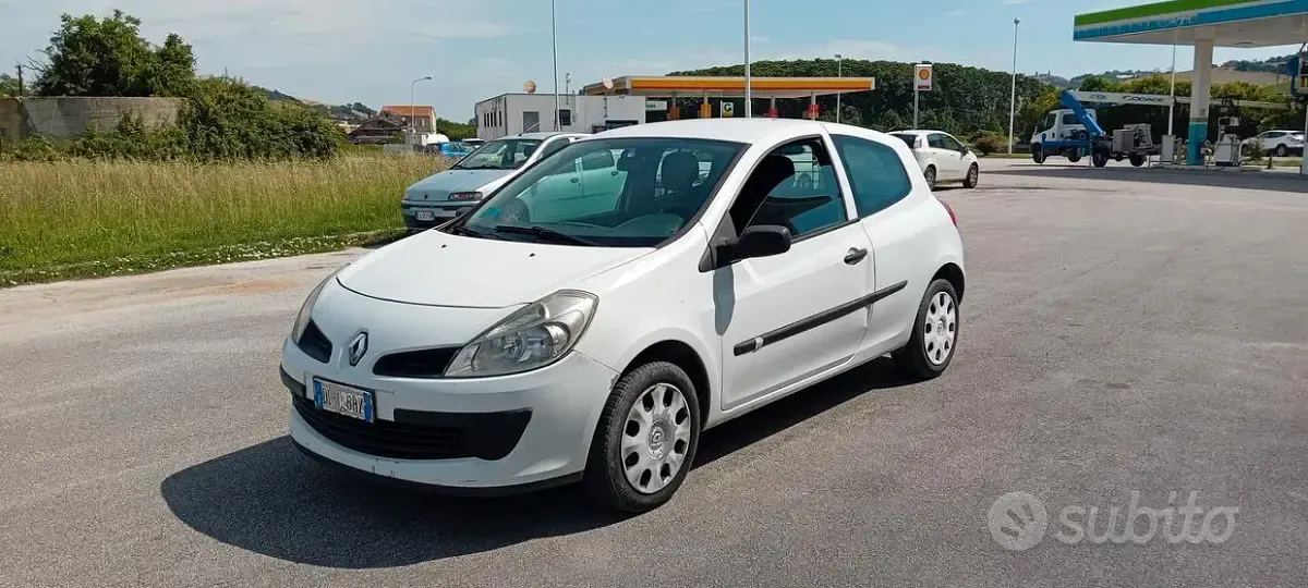 Usata Renault Clio II 64 CV (47 kW) 2007 Bianco Furgone