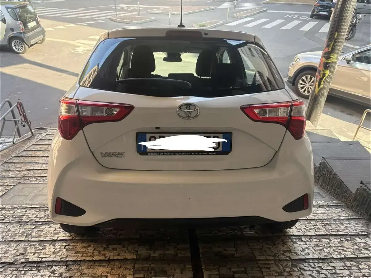 Usata Toyota Yaris Lounge 72 CV (52 kW) 2020 Bianco Berlina