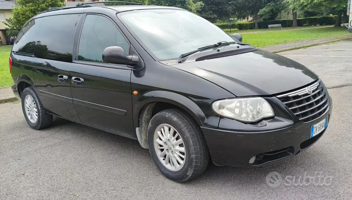 Usata Chrysler Voyager 143 CV (105 kW) 2006 Nero Monovolume