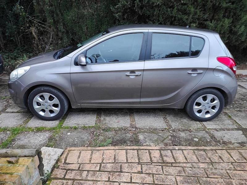 Usata Hyundai i20 Comfort 78 CV (57 kW) 2012 Grigio Utilitaria