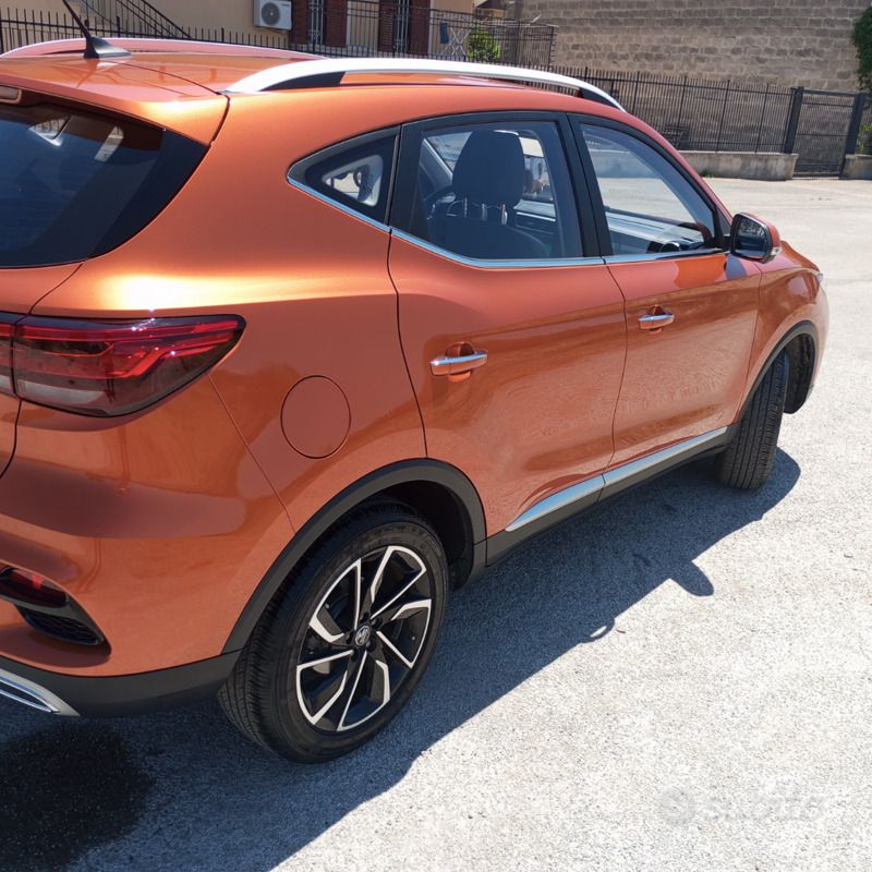 Usata MG ZS 106 CV (77 kW) 2024 Marrone Berlina