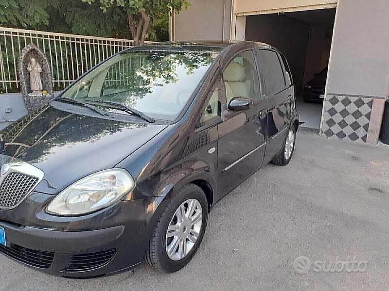 Usata Lancia Musa 101 CV (74 kW) 2005 Grigio Monovolume