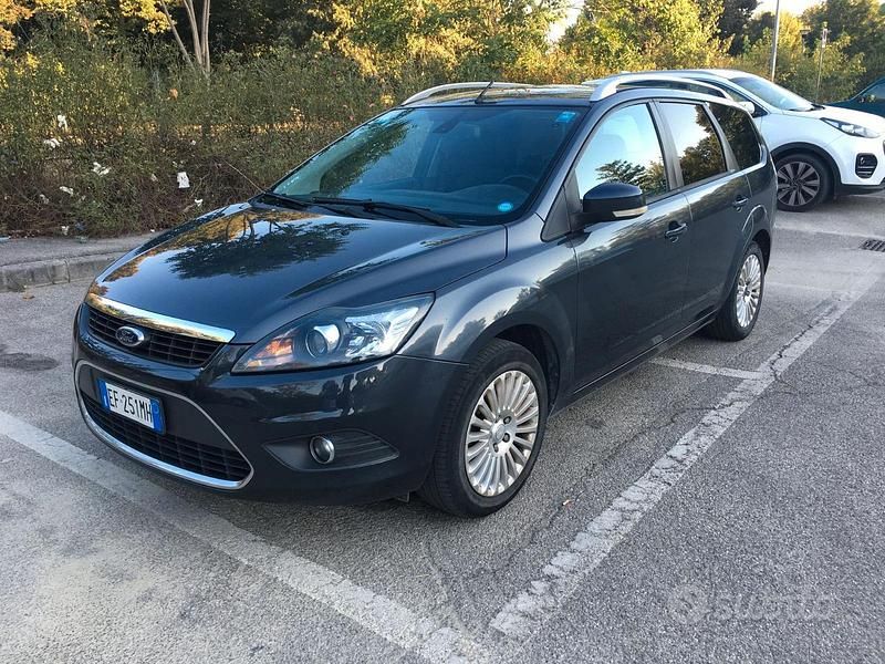 Usata Ford Focus 109 CV (80 kW) 2010 Grigio Station wagon