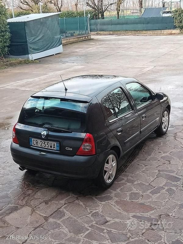 Begagnad Renault Clio II 82 HK (60 kW) 2005 Svart Halvkombi