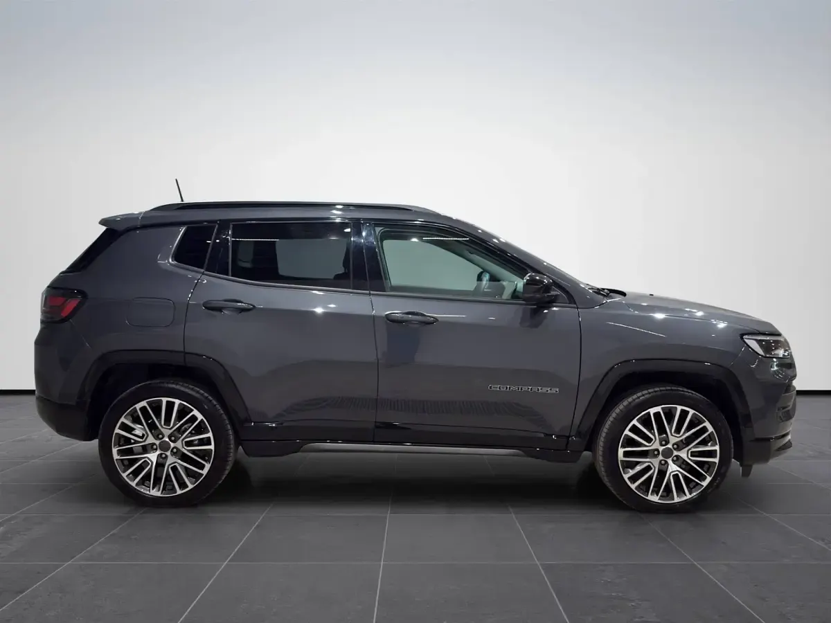 Usata Jeep Compass Summit 131 CV (96 kW) 2025 Graphite grey SUV