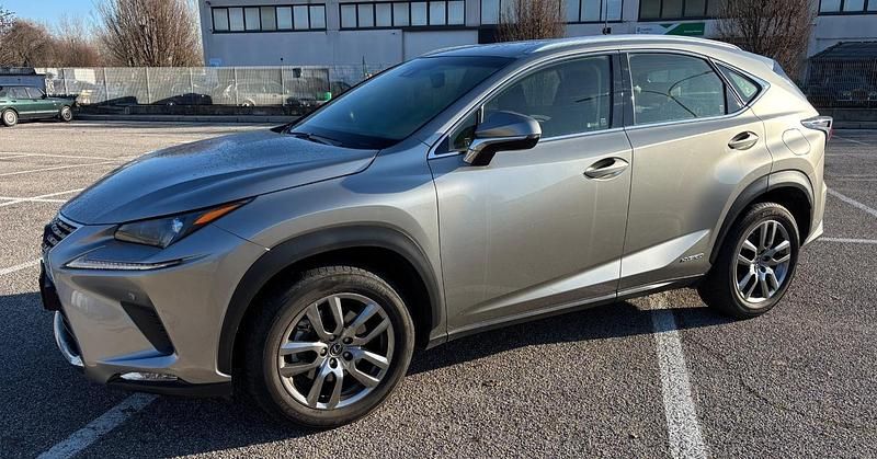 Marrone Usata 2018 Lexus NX300h Luxury Line SUV | 26.990 € (Buon prezzo) - Immagine 1/4
