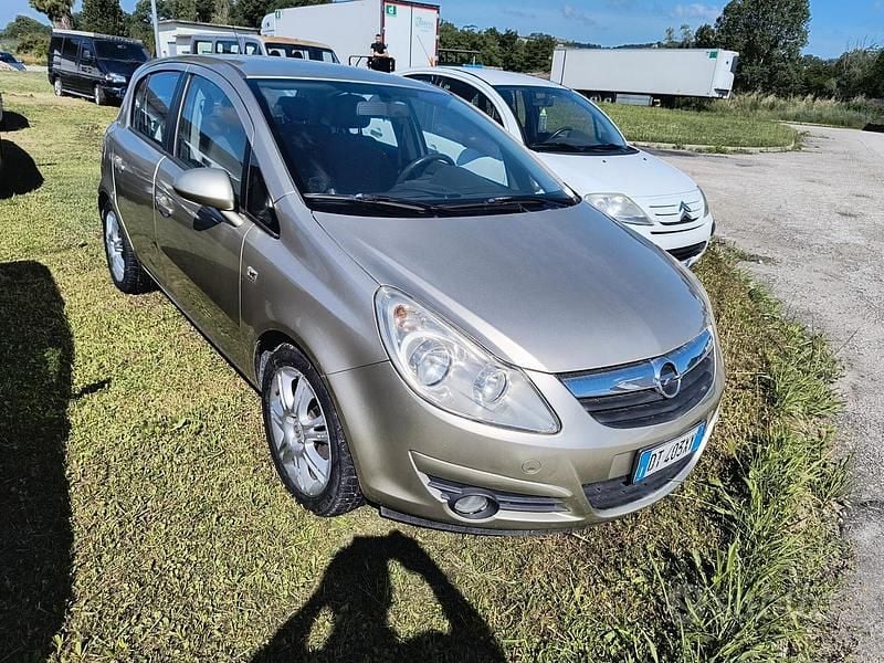 Usata Opel Corsa 80 CV (58 kW) 2009 Oro Berlina