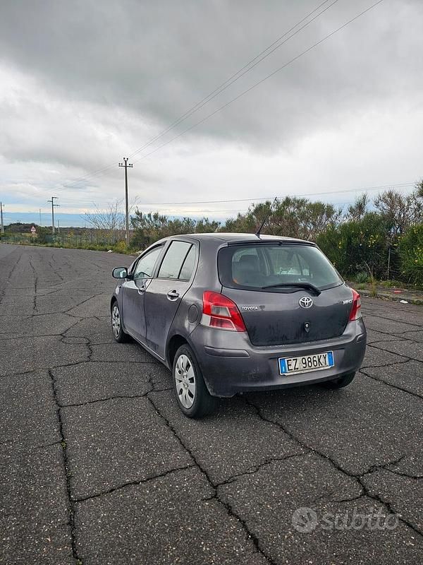 Usata Toyota Yaris 69 CV (50 kW) 2010 Grigio Utilitaria
