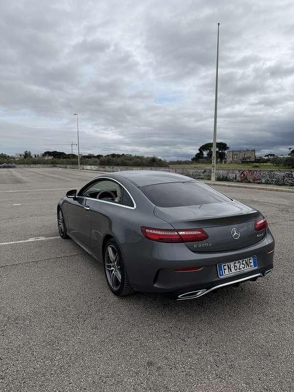 Usata Mercedes E220 AMG line 194 CV (142 kW) 2018 Grigio Coupé