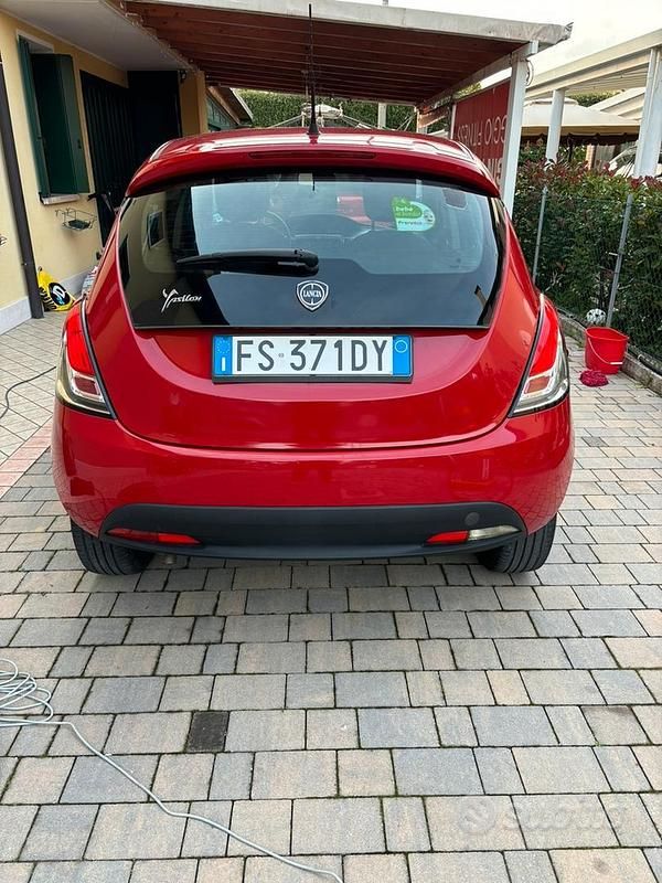 Usado Lancia Ypsilon 69 HP (50 kW) 2018 Vermelho Citadino
