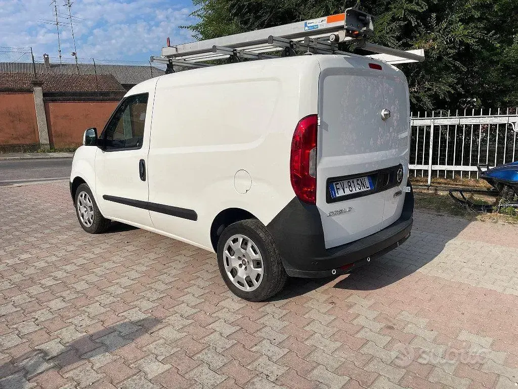 Usata Fiat Doblò 120 CV (88 kW) 2019 Bianco pastello Monovolume