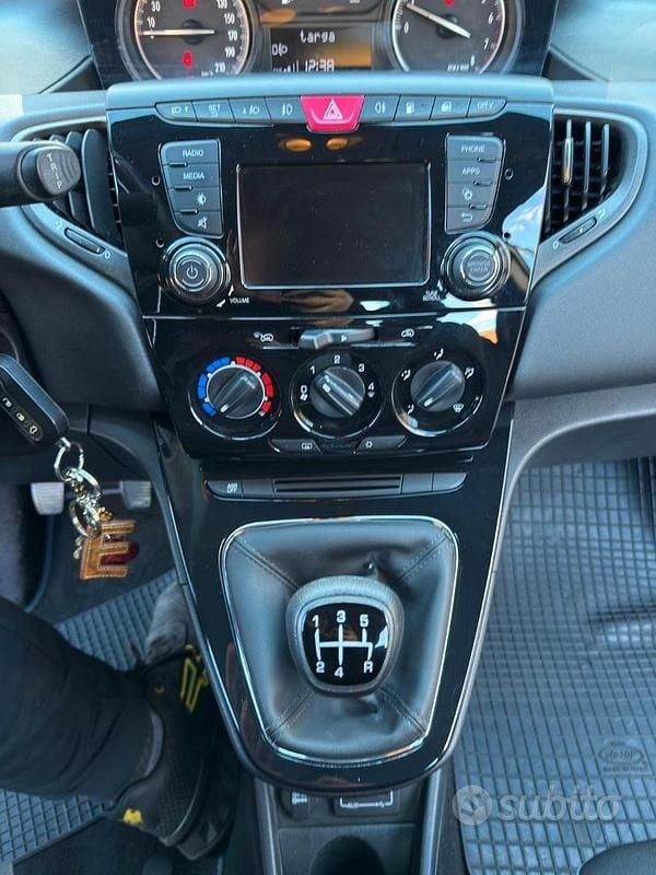 Usata Lancia Ypsilon 85 CV (62 kW) 2016 Nero Utilitaria