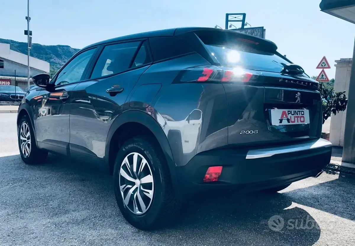 Usata Peugeot 2008 Active 101 CV (74 kW) 2020 Grigio SUV