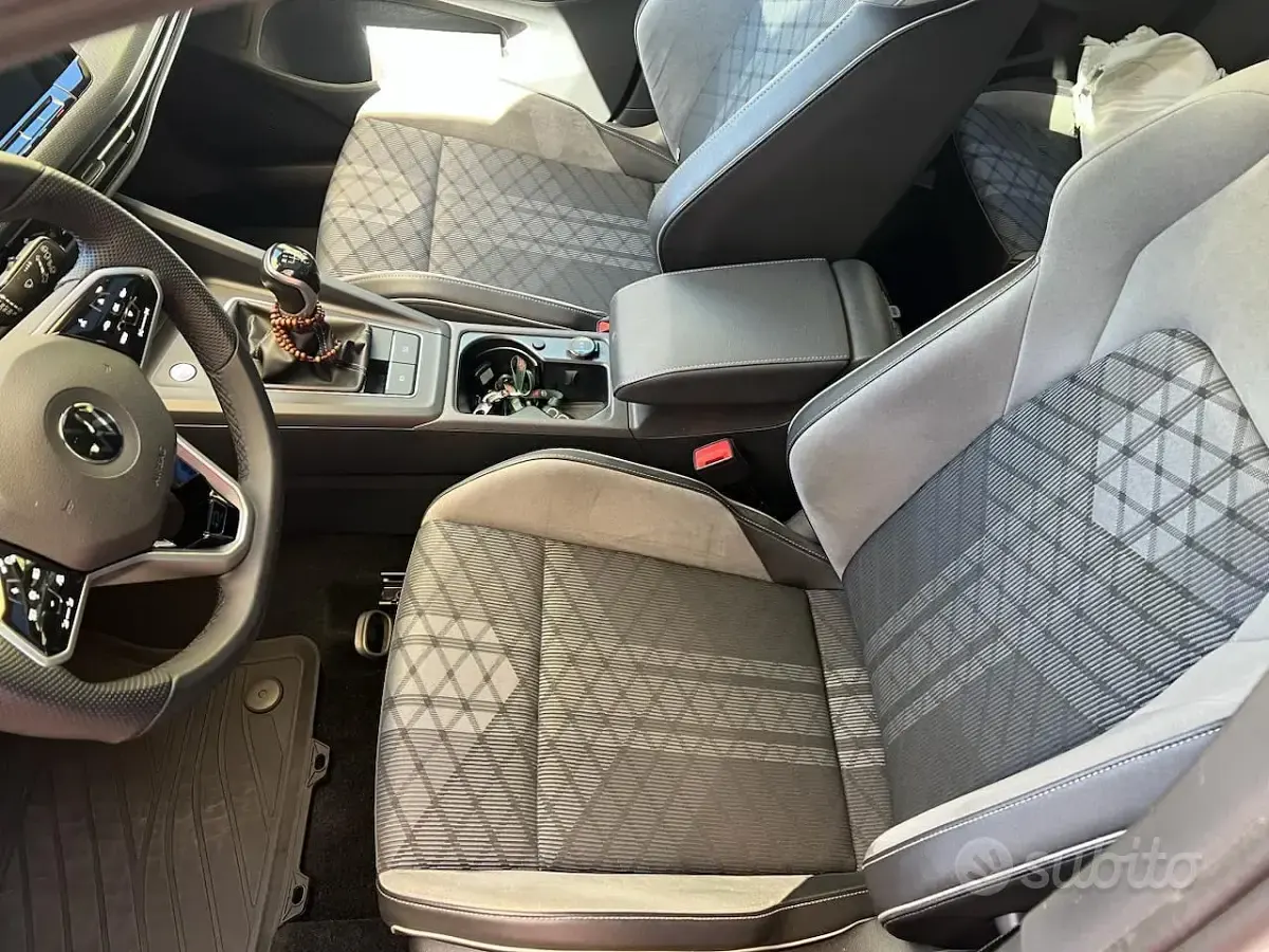 Usata VW Golf VIII R-line 150 CV (110 kW) 2021 Bianco Berlina