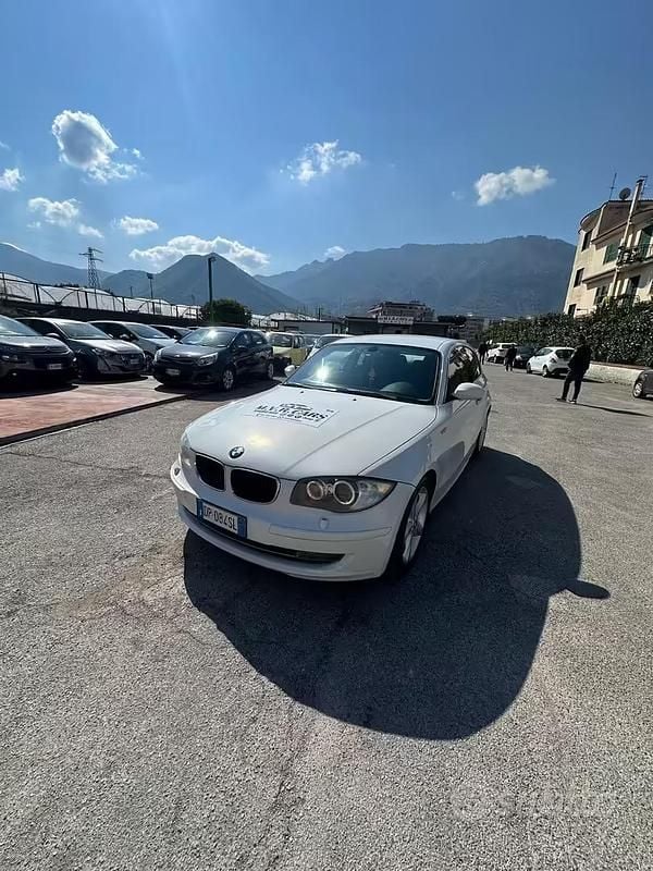 Usata BMW 118 142 CV (104 kW) 2008 Bianco Utilitaria