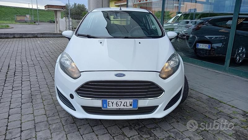 Usata Ford Fiesta 96 CV (70 kW) 2015 Bianco Utilitaria