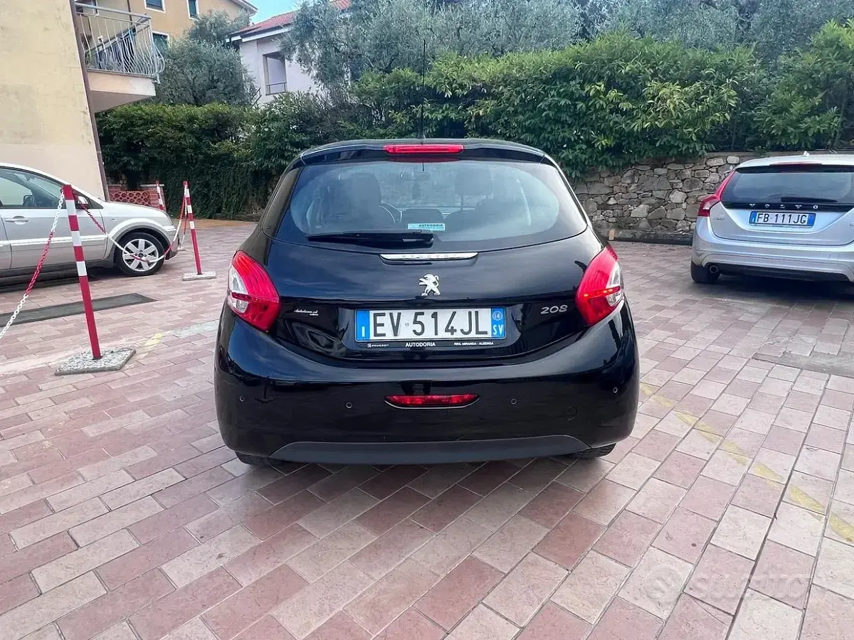 Usata Peugeot 208 Allure 68 CV (50 kW) 2014 Nero Utilitaria