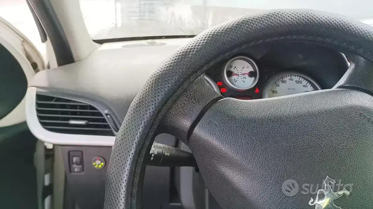 Usata Peugeot 207 75 CV (55 kW) 2009 Bianco Utilitaria