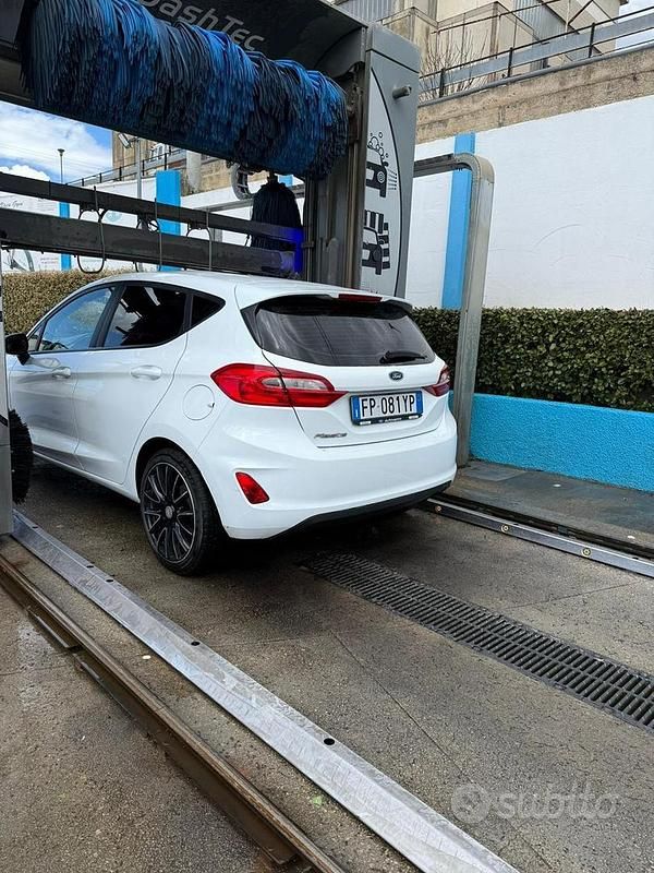 Usata Ford Fiesta Active 85 CV (62 kW) 2018 Bianco Utilitaria
