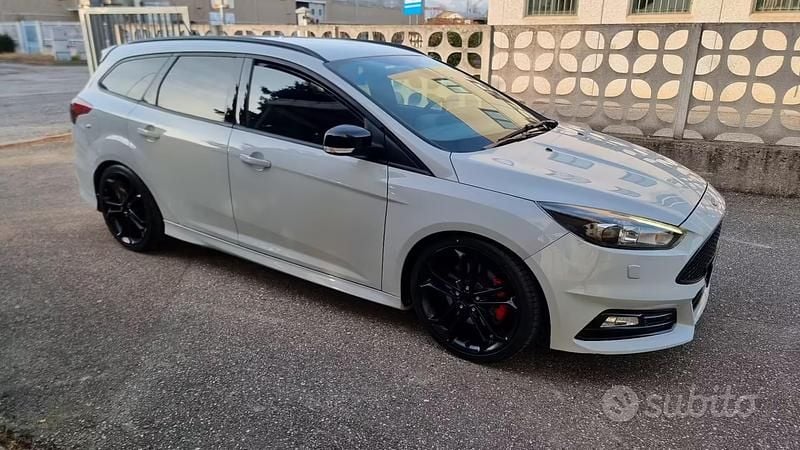 Usata Ford Focus ST 250 CV (183 kW) 2016 Grigio Station wagon