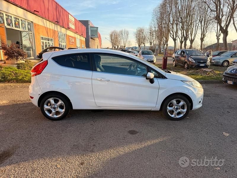 Usata Ford Fiesta 81 CV (59 kW) 2012 Bianco Utilitaria