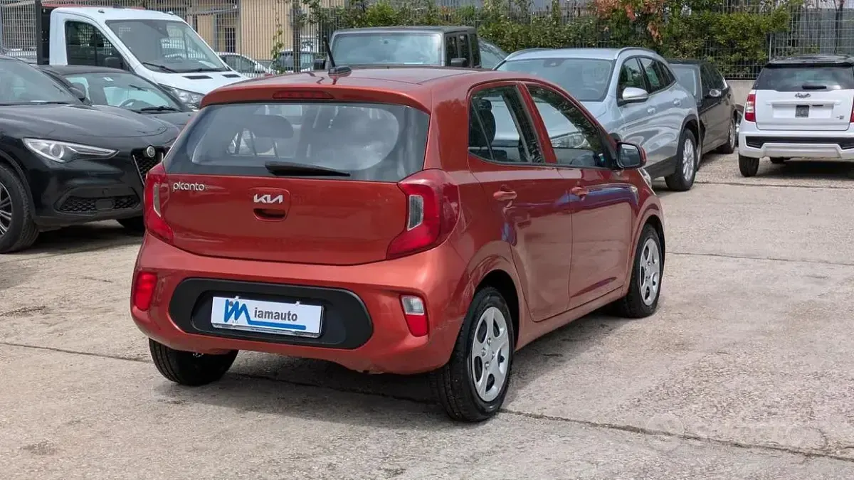 Usado Kia Picanto Urban 67 CV (49 kW) 2023 Naranja Utilitario