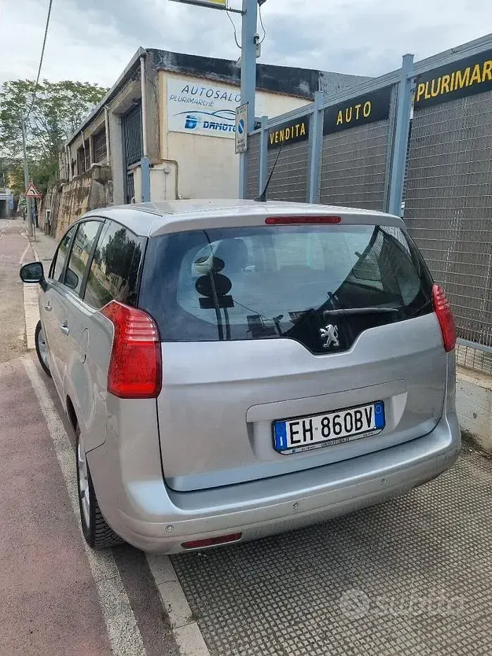Usata Peugeot 5008 112 CV (82 kW) 2011 Grigio Monovolume