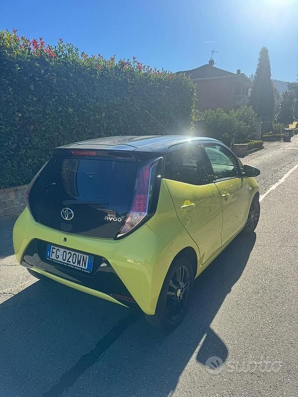 Usata Toyota Aygo 69 CV (50 kW) 2016 Giallo Utilitaria