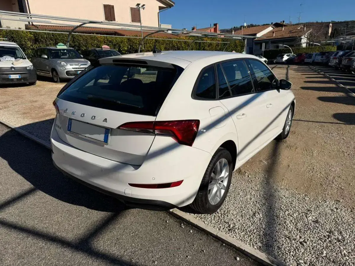 Usata Skoda Scala Ambition 95 CV (69 kW) 2022 Bianco Utilitaria