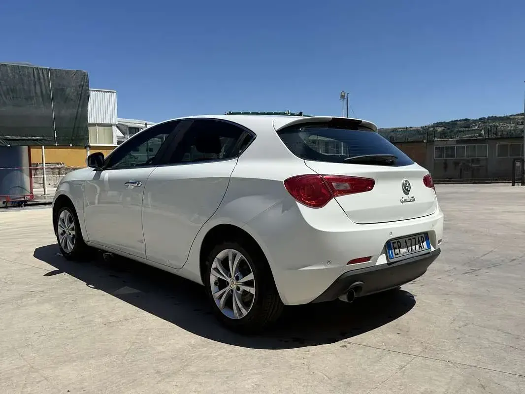 Usata Alfa Romeo Giulietta Distinctive 120 CV (88 kW) 2013 Bianco Utilitaria