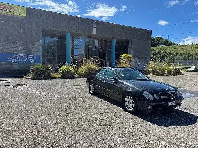 Usata Mercedes E270 Avantgarde 204 CV (150 kW) 2004 Nero Berlina