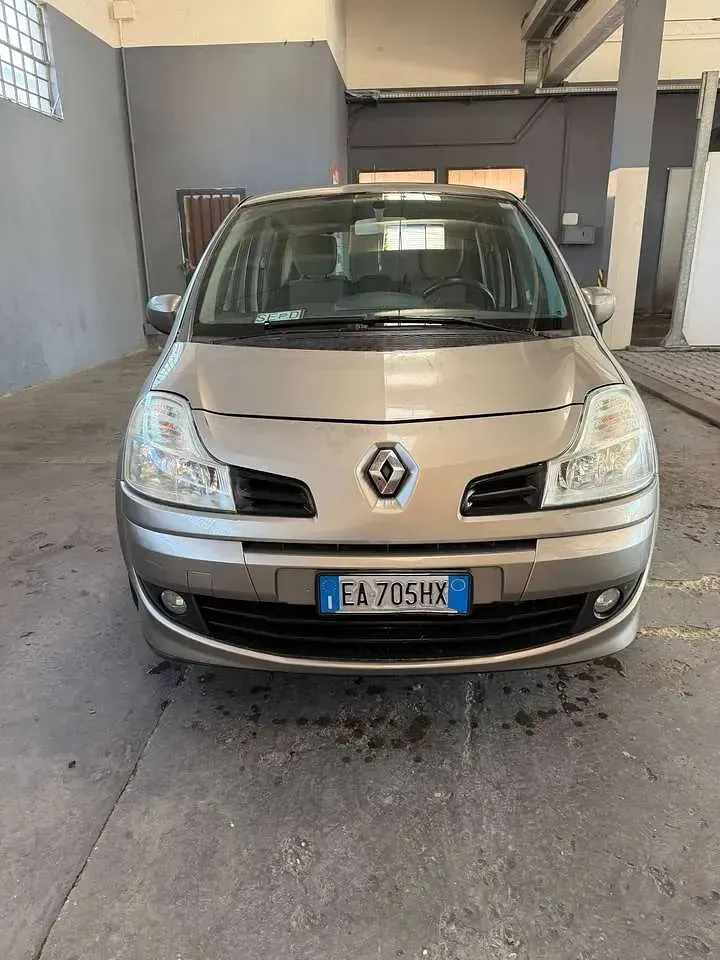Usata Renault Grand Modus Dynamique 75 CV (55 kW) 2010 Oro Monovolume