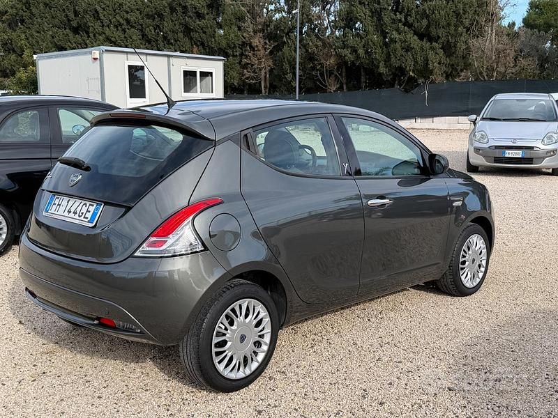 Usata Lancia Ypsilon Gold 69 CV (50 kW) 2017 Grigio Utilitaria
