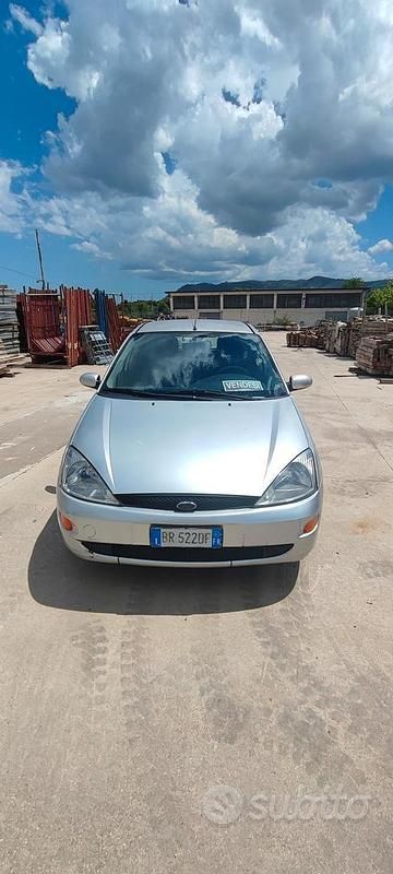 Grigio Usata 2001 Ford Focus Tre volumi | 1200 € (Buon prezzo) - Immagine 1/4
