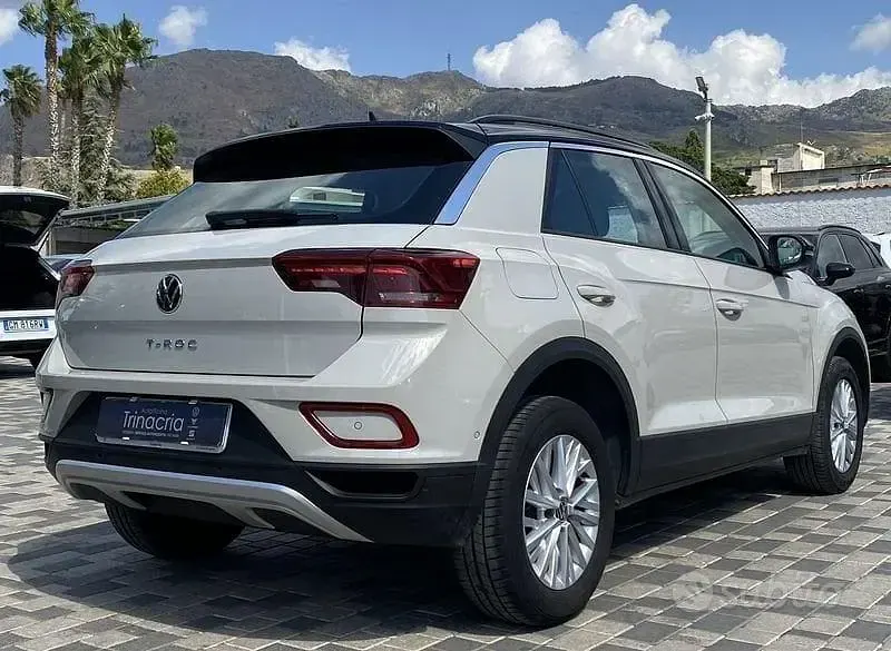 Usata VW T-Roc Life 110 CV (80 kW) 2023 Nero SUV