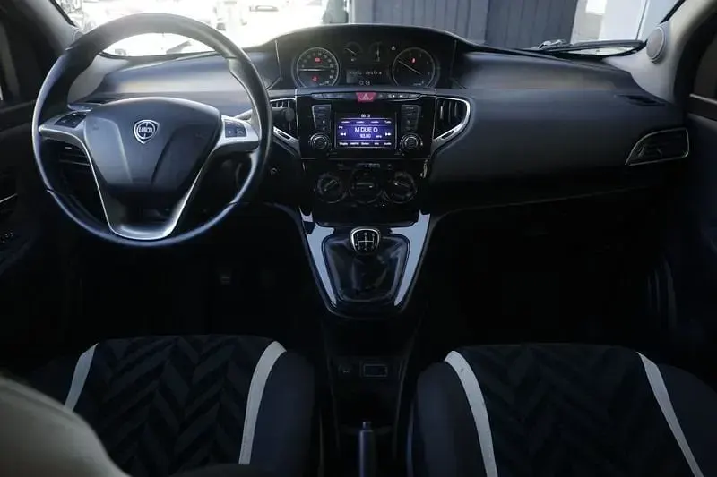 Usata Lancia Ypsilon Platinum 95 CV (69 kW) 2017 Rosso Utilitaria