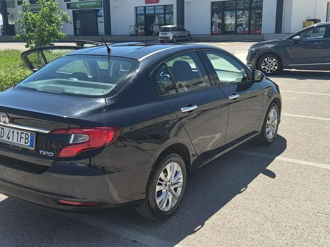 Usata Fiat Tipo Lounge 120 CV (88 kW) 2016 Nero Berlina