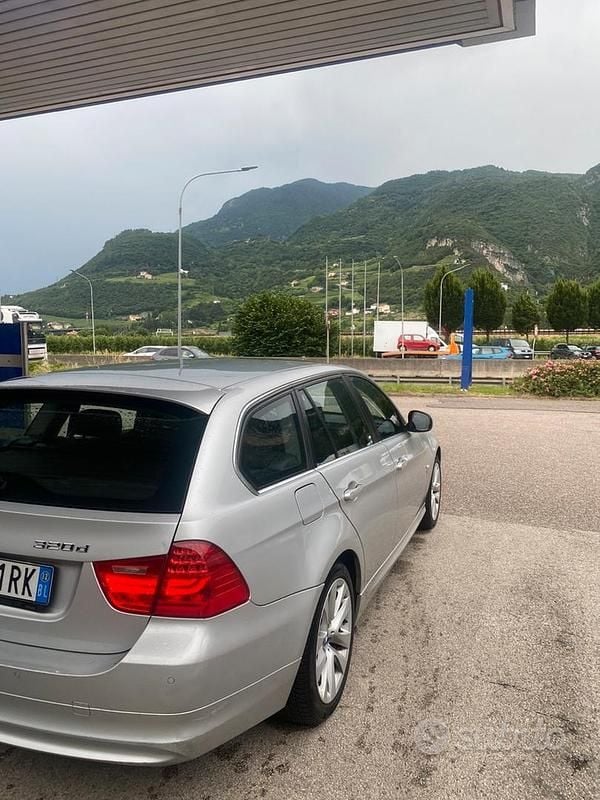 Usata BMW 320 184 CV (135 kW) 2011 Grigio Station wagon