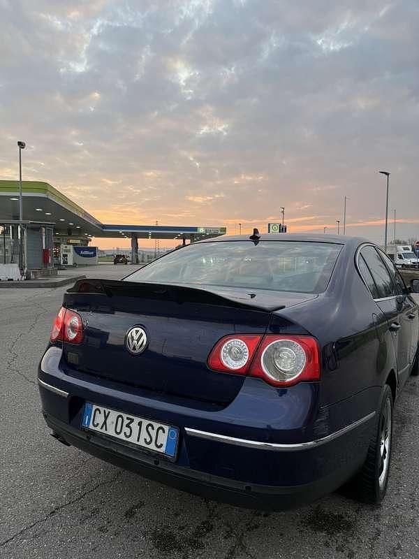 Usata VW Passat Highline 140 CV (102 kW) 2005 Blu/azzurro Berlina