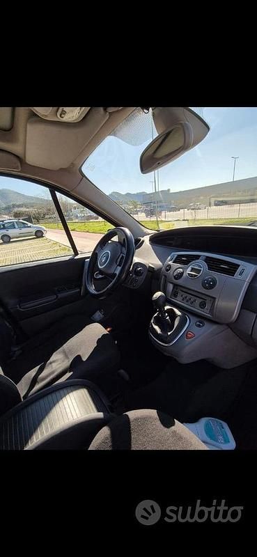 Usata Renault Scénic II 100 CV (73 kW) 2006 Monovolume