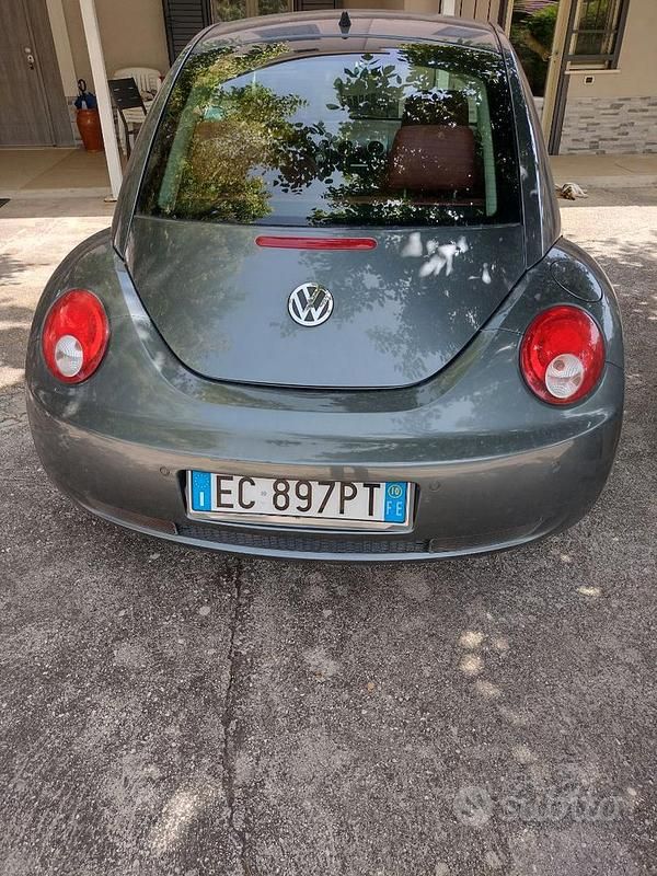 Usata VW New Beetle 102 CV (75 kW) 2010 Grigio Utilitaria