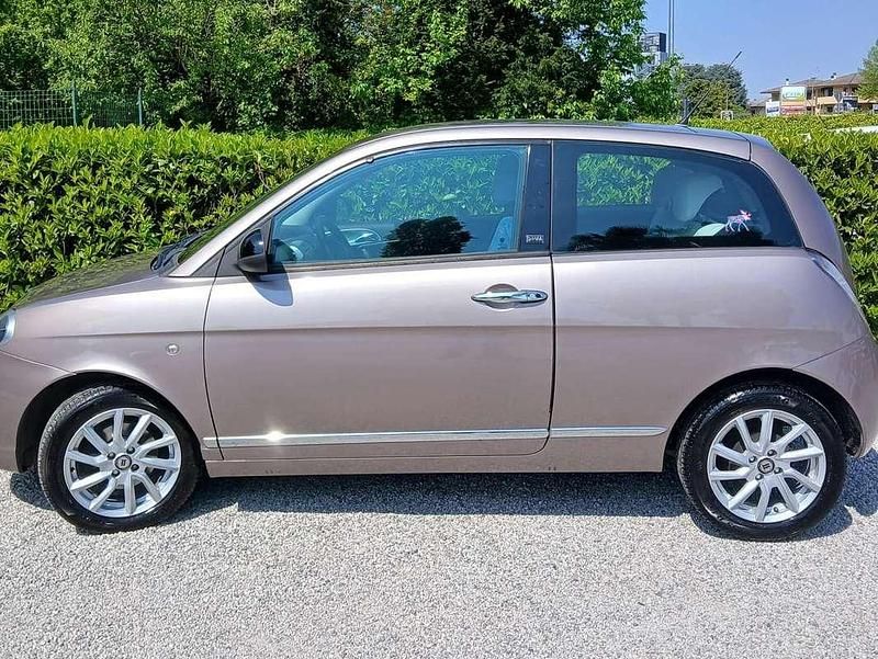 Begagnad Lancia Ypsilon 75 HK (55 kW) 2011 Brun Halvkombi