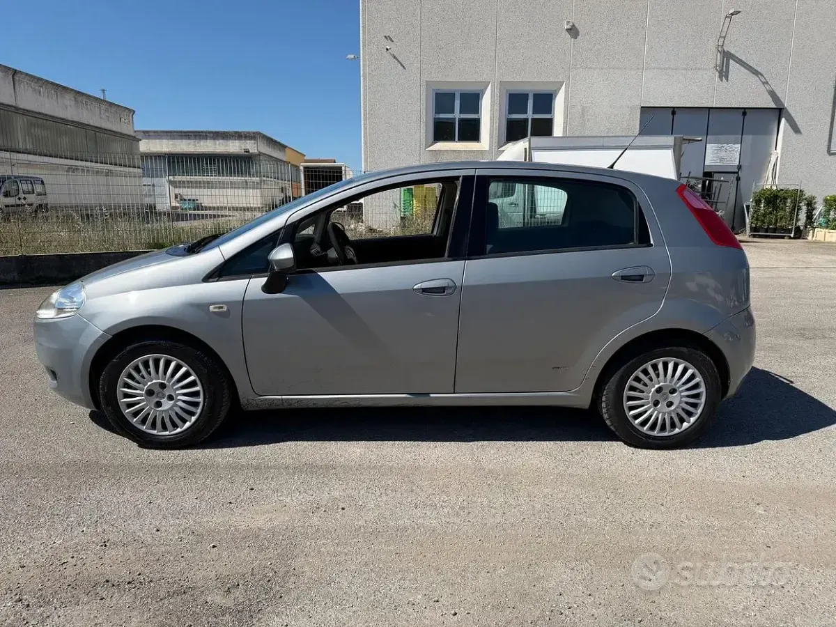 Usata Fiat Grande Punto Emotion 90 CV (66 kW) 2007 Grigio Utilitaria