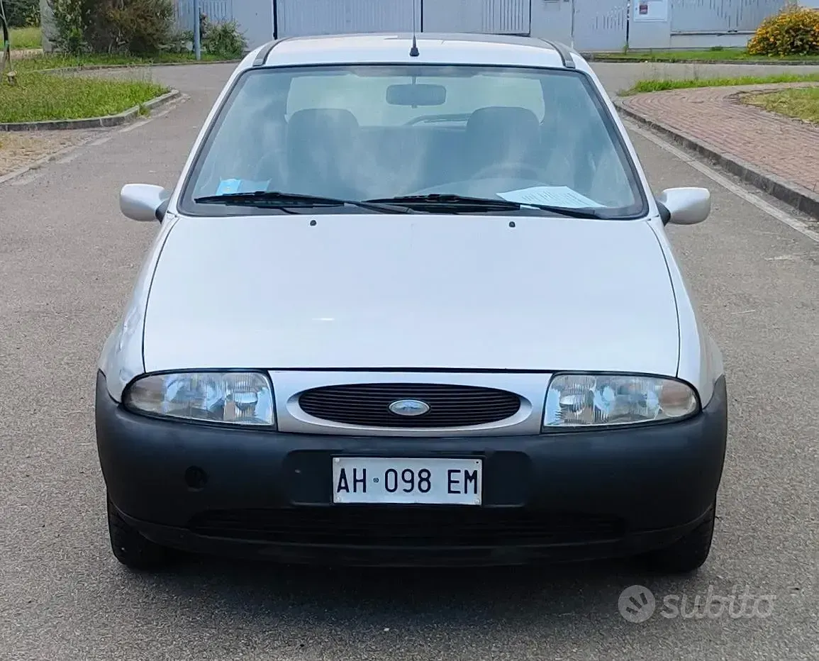 Usata Ford Fiesta Ghia 75 CV (55 kW) 1996 Grigio Utilitaria